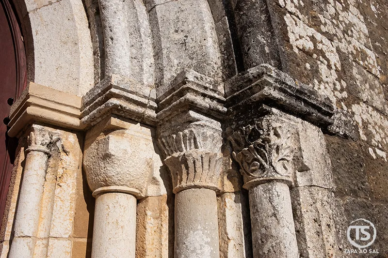 Mafra o que visitar: capitéis esculpidos no portal gótico da Igreja de Santo André