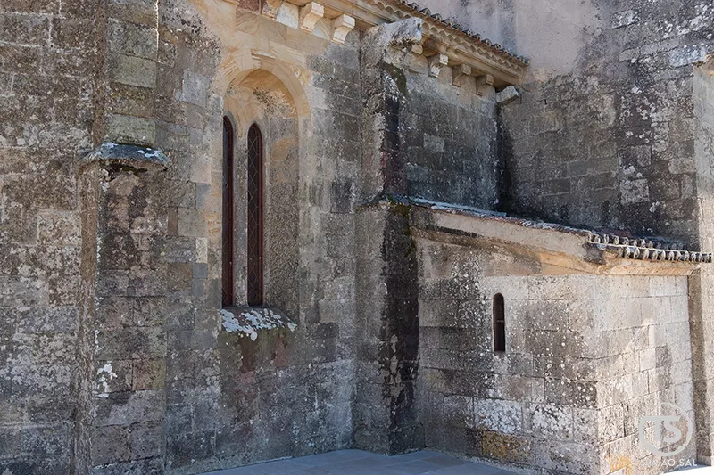 Mafra o que visitar: lateral da Igreja de Santo André em pedra com janelas ogivais góticas