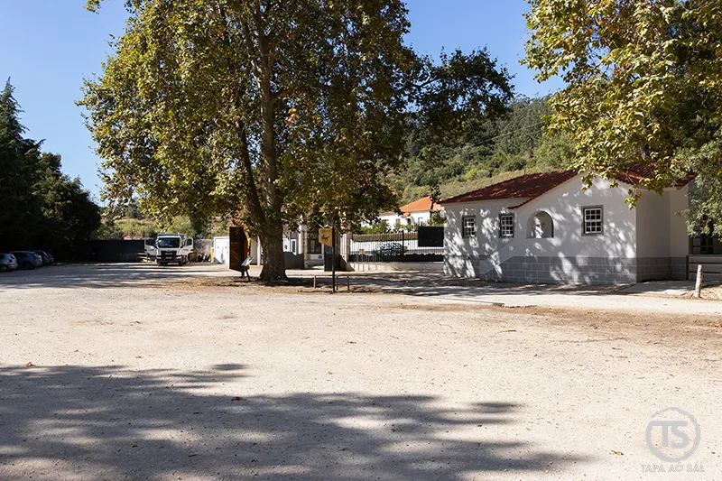 Mafra o que visitar: entrada da Tapada Nacional com parque de estacionamento e casas de apoio