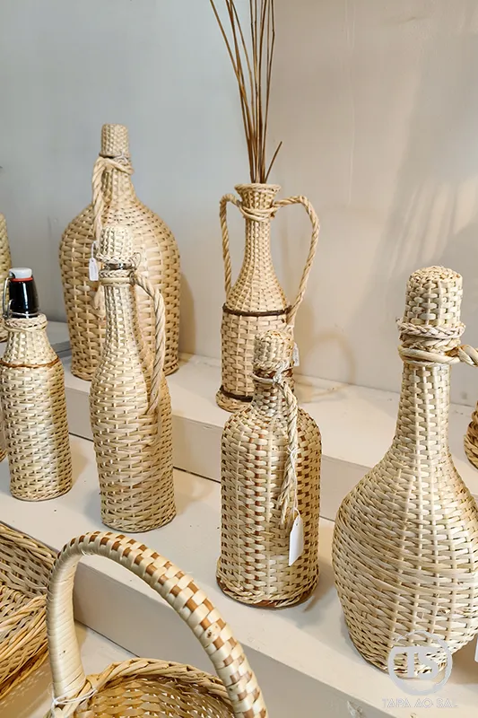 Garrafas de vidro revestidas em vime artesanal de Monchique