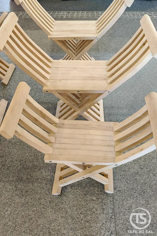 Cadeiras de tesoura em madeira expostas no artesanato de Monchique
