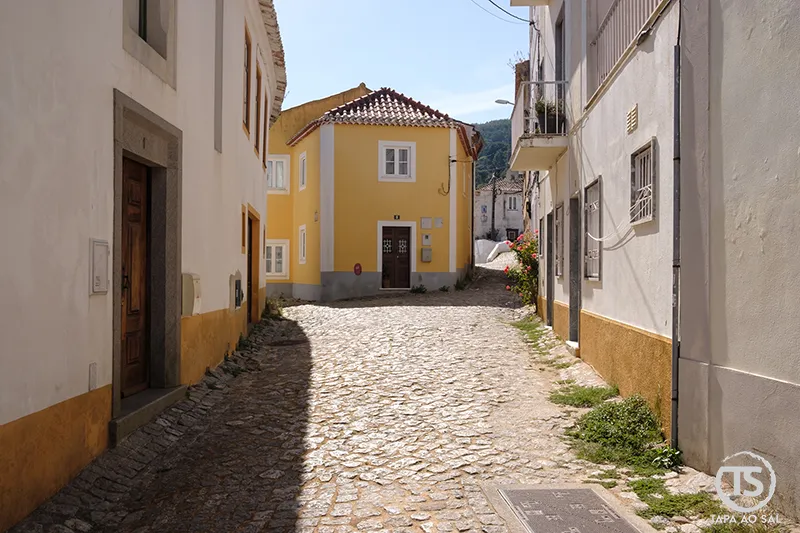 Monchique o que visitar: rua de calçada com casas coloridas no centro histórico