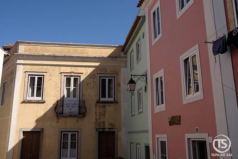 Casario colorido no centro histórico de Monchique com fachadas em tons pastel