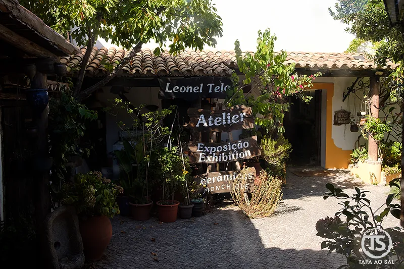 Atelier de cerâmica Leonel Telo em Monchique rodeado por plantas e árvores