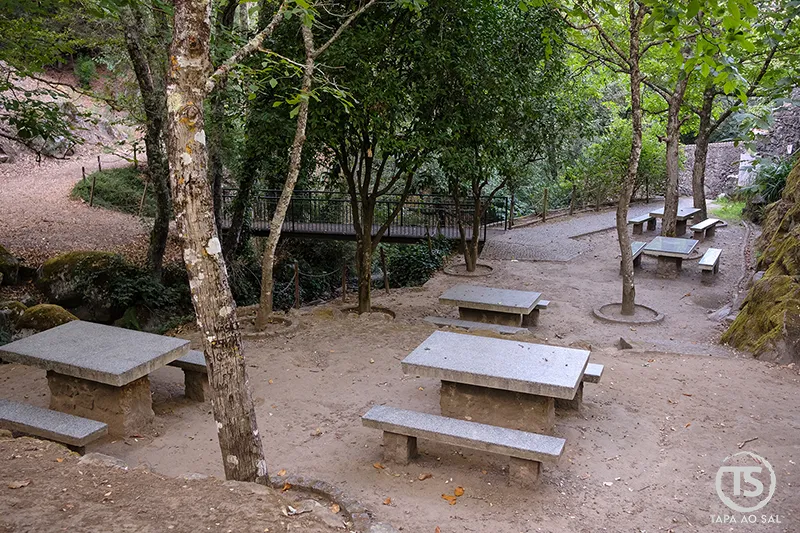Monchique o que visitar: mesas de piquenique no Parque de Merendas da vila