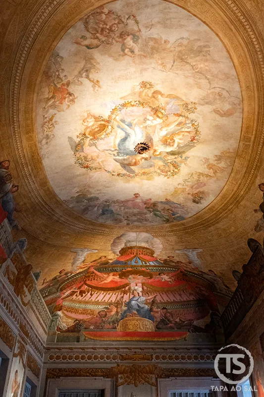 Teto pintado com frescos barrocos no Palácio Nacional de Mafra.