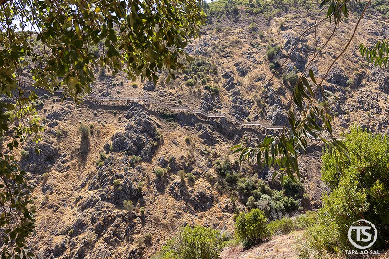 Vista dos Passadiços do Barranco do Demo entre a encosta rochosa de Alferce em Monchique