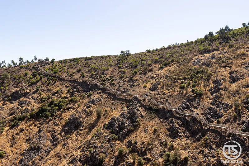 Passadiços do Barranco do Demo serpenteando pela encosta de Alferce em Monchique