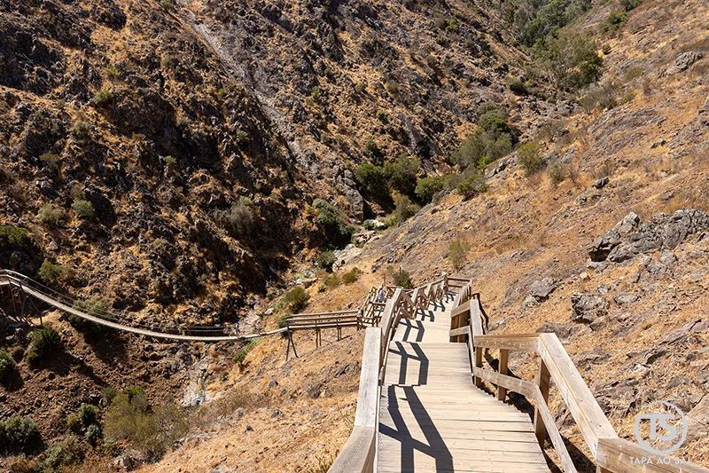 Passadiços do Barranco do Demo descendo o vale em Alferce, Monchique