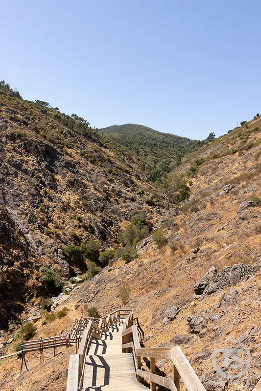 Passadiços do Barranco do Demo descendo o vale de Alferce na serra de Monchique
