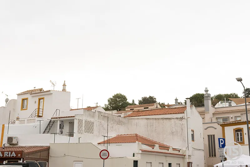 Casas caiadas com telhados de terracota no centro histórico de Ferragudo