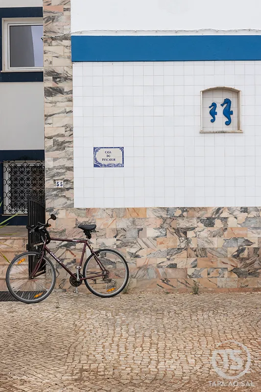 Bicicleta encostada à Casa do Pescador no centro de Ferragudo