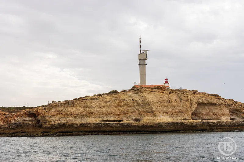 Farol da Ponta do Altar visto do mar no percurso para as Grutas de Benagil Algarve