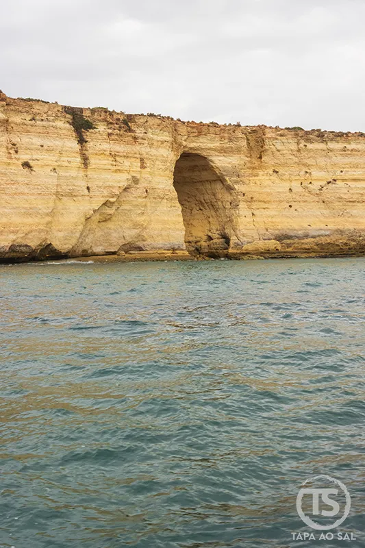 formação rochosa na costa de Benagil esculpida pela erosão marinha do Algarve