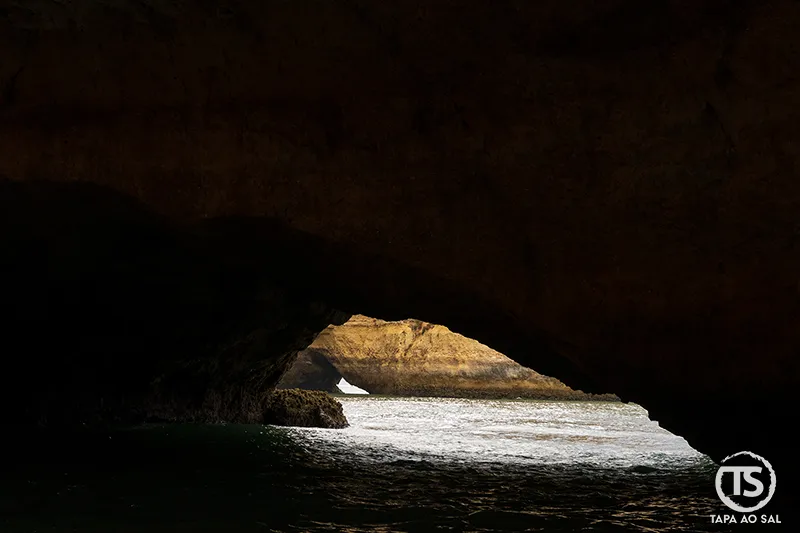 interior das Grutas de Benagil com vista iluminada para o mar do Algarve
