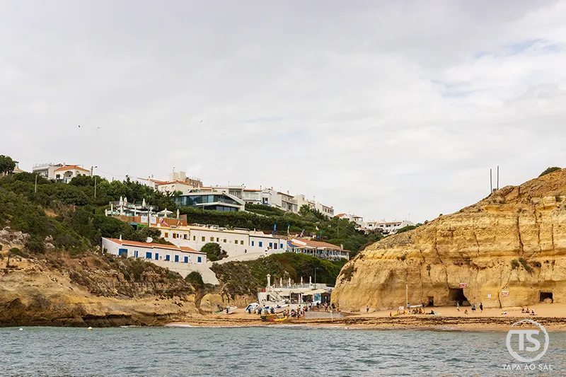 vista da Praia de Benagil e falésia dourada de onde partem os passeios de barco às grutas