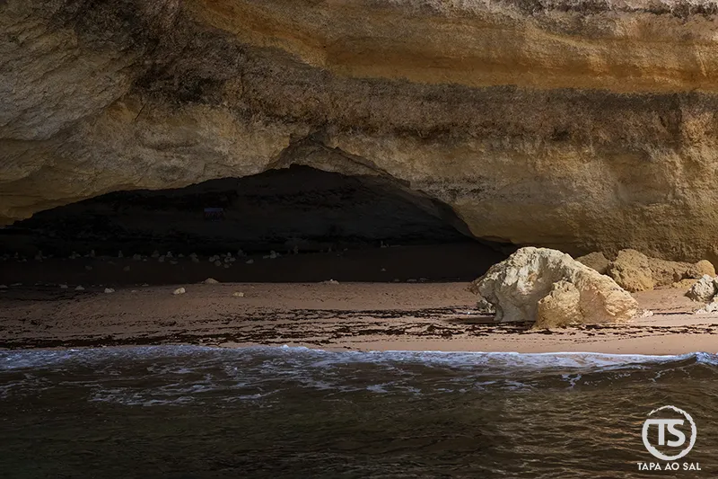 praia interior das Grutas de Benagil iluminada pela luz do Algarve