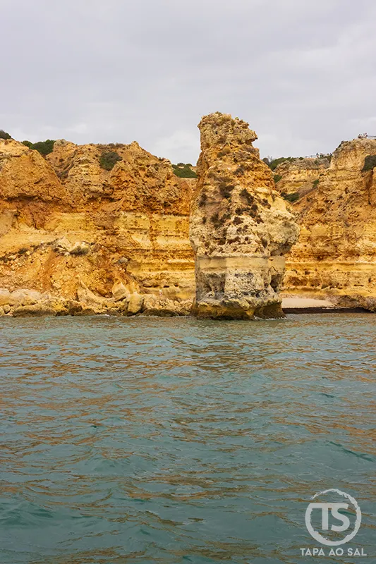 formação rochosa isolada na costa algarvia entre Portimão e as Grutas de Benagil