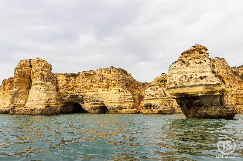 formações rochosas e grutas costeiras entre Portimão e as Grutas de Benagil no Algarve