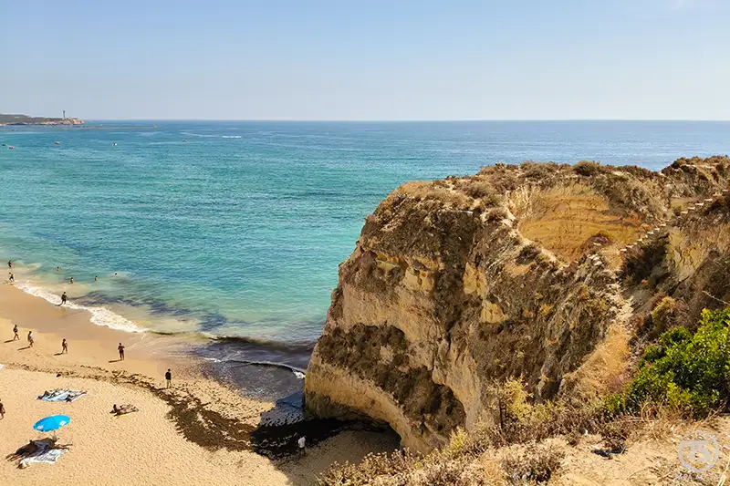 Arriba dourada e mar azul na Praia da Rocha em Portimão, falésia costeira e areal, paisagem natural a visitar em Portimão