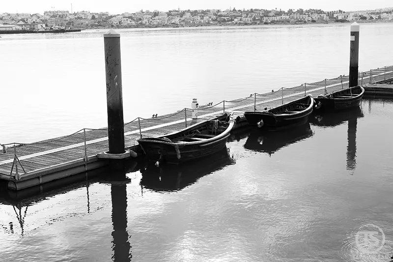 Barcos tradicionais ancorados no rio Arade em Portimão, zona ribeirinha tranquila, ponto histórico a visitar em Portimão