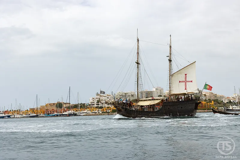 Caravela histórica a navegar no rio Arade em Portimão junto à marina, experiência marítima a visitar em Portimão