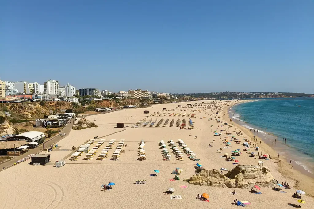 Praia do Algarve vista panorâmica com falésias e mar azul
