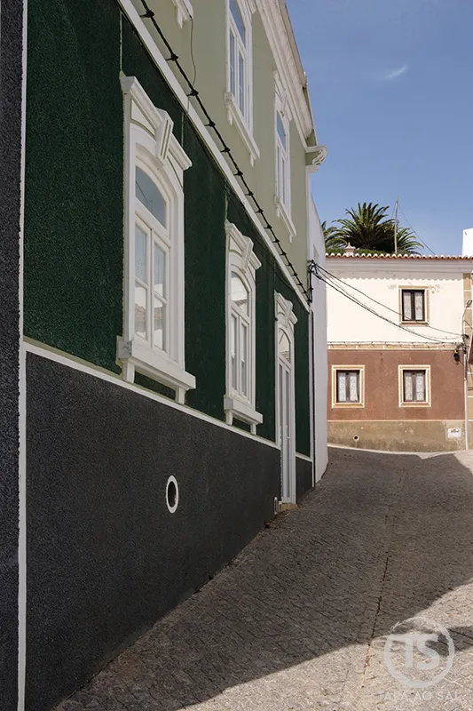 Rua estreita com casas coloridas no centro histórico de Aljezur — aljezur o que visitar