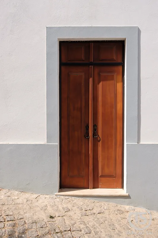 Porta tradicional em madeira no centro histórico de Aljezur — aljezur o que visitar