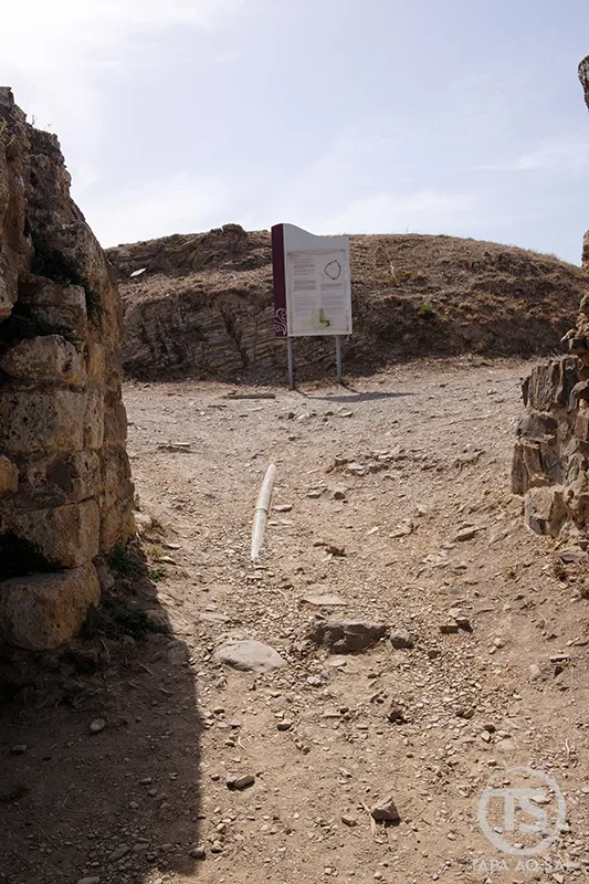 Caminho pedonal junto ao castelo de Aljezur — aljezur o que visitar