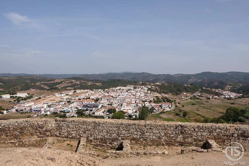 Vista panorâmica do vale e da vila — aljezur o que visitar