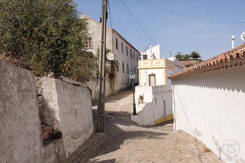 Rua tradicional em calçada no centro histórico de Aljezur — aljezur o que visitar