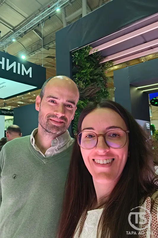 Autores do Tapa ao Sal na BTL 2026 na FIL Lisboa durante a feira de turismo lisboa entre stands e ambiente do evento