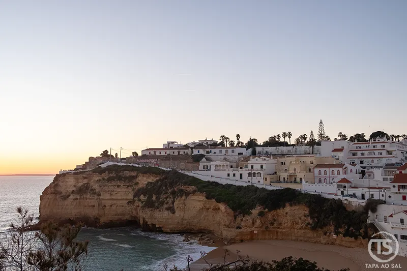 Falésias e casas brancas ao entardecer em Carvoeiro o que visitar no Algarve