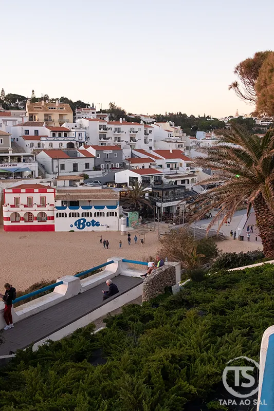 Miradouro sobre a Praia do Carvoeiro no guia carvoeiro o que visitar