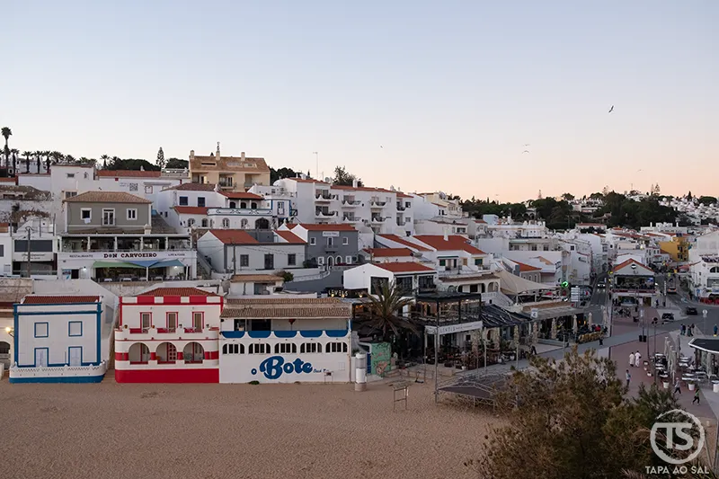Centro da Praia do Carvoeiro ao entardecer no guia carvoeiro o que visitar