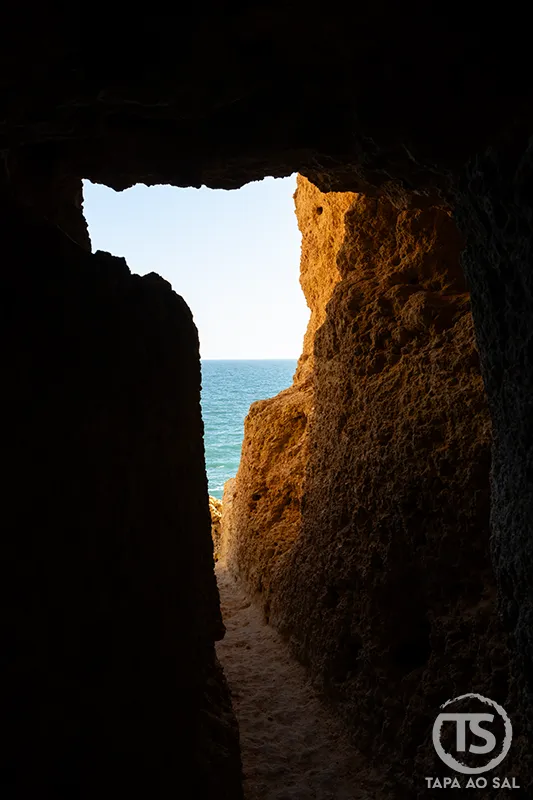 Passagem nas falésias do Algar Seco em Carvoeiro o que visitar no Algarve