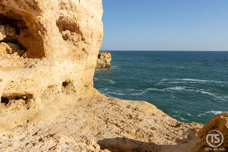 Falésias douradas do Algar Seco em Carvoeiro o que visitar no Algarve
