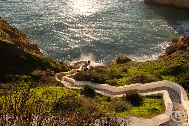 Escadaria nas falésias da Praia do Carvoeiro no guia carvoeiro o que visitar