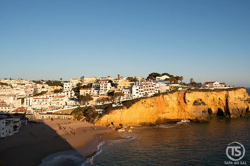 Praia do Carvoeiro ao pôr do sol no guia carvoeiro o que visitar