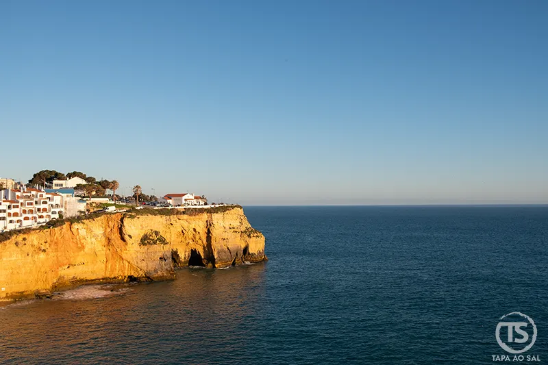 Falésias douradas de Carvoeiro sobre o Atlântico no guia carvoeiro o que visitar