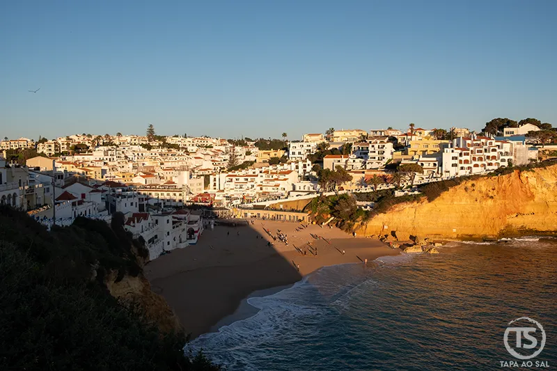 Praia do Carvoeiro ao pôr do sol no guia carvoeiro o que visitar