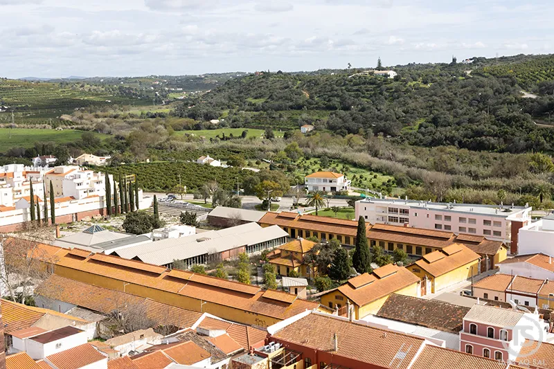 Vista sobre telhados de Silves e paisagem verde do Algarve interior durante o percurso silves o que visitar