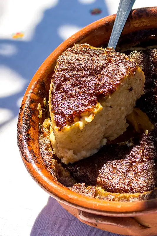 Doce tradicional português servido em travessa de barro, representando a gastronomia de Portugal