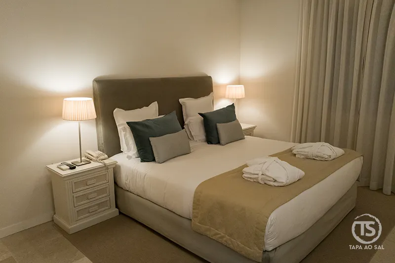 Quarto da suíte no Monte Santo Resort Carvoeiro com cama ampla e iluminação suave, alojamento tranquilo no Algarve
