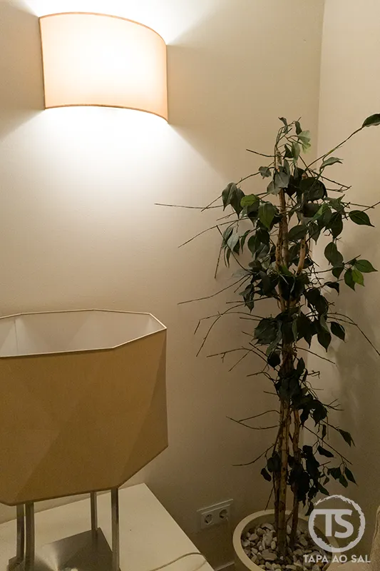 Canto interior da suíte no Monte Santo Resort Carvoeiro com luz suave e decoração minimalista num alojamento tranquilo no Algarve