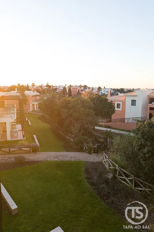 Jardins e caminhos no Monte Santo Resort Carvoeiro ao pôr do sol, ambiente tranquilo num resort em Carvoeiro Algarve