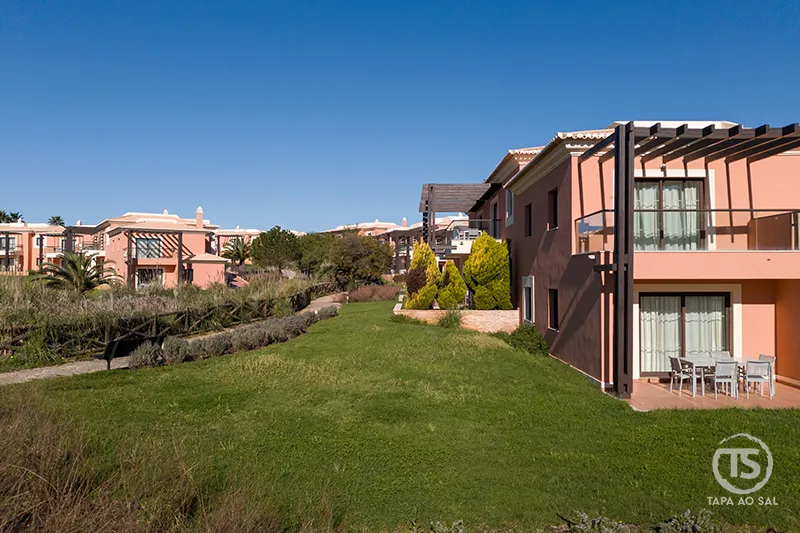 Apartamentos e jardins do Monte Santo Resort Carvoeiro com arquitetura algarvia e espaços verdes num resort em Carvoeiro Algarve