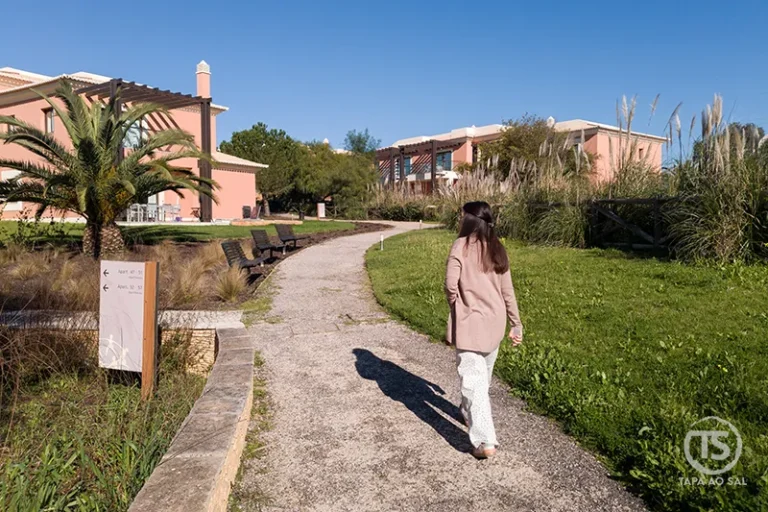 Caminho entre jardins no Monte Santo Resort Carvoeiro com hóspedes a caminhar num ambiente tranquilo no Algarve