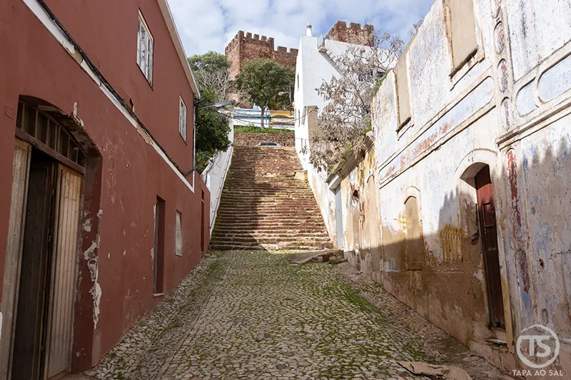 Ruas inclinadas em calçada no centro histórico durante o percurso silves o que visitar rumo ao castelo de Silves
